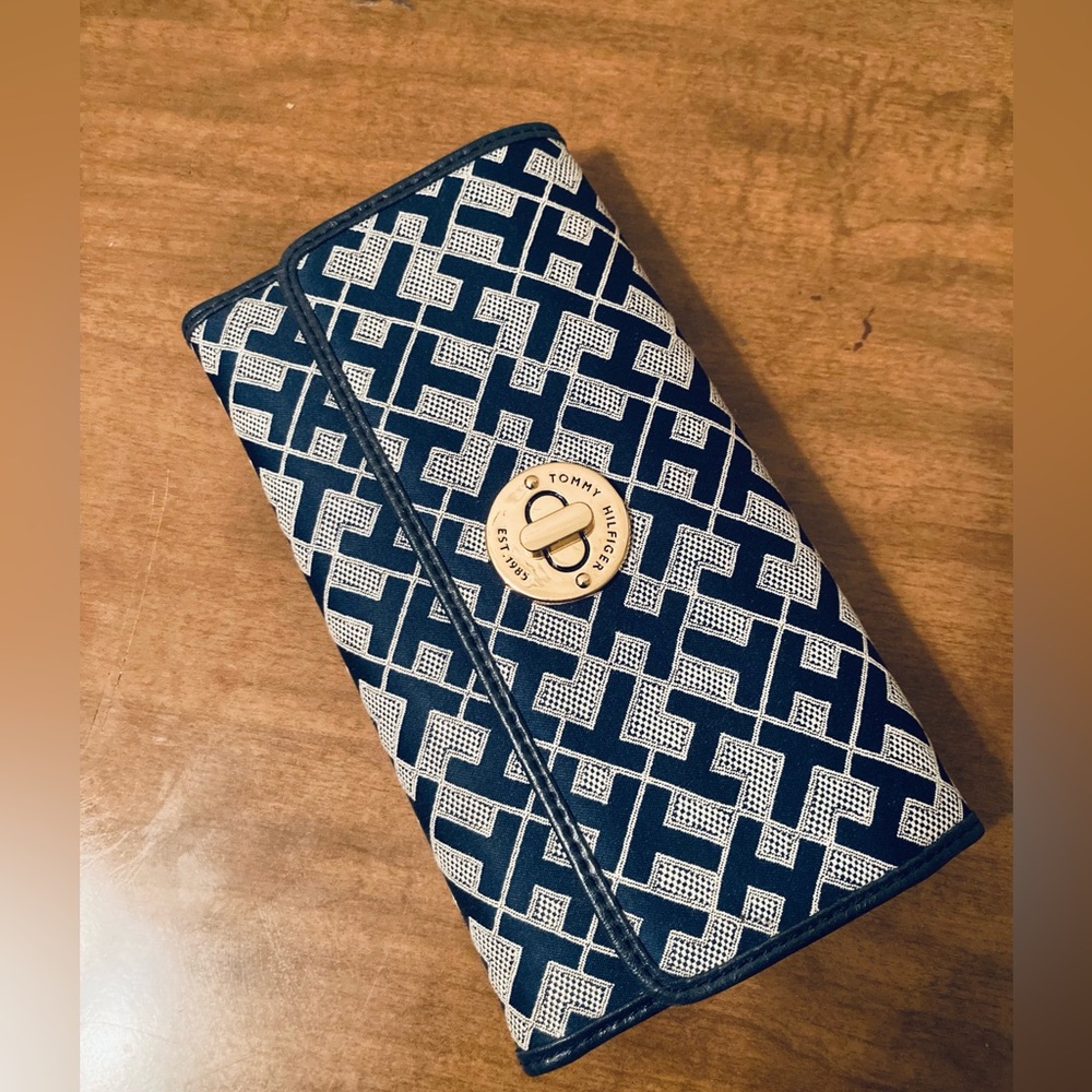 Tommy Hilfiger wallet. Size: 7in x 4in. Color: Navy Blue and White